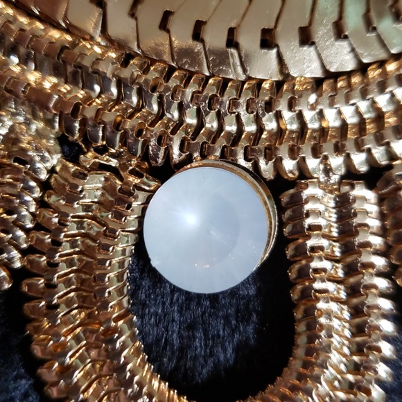 NWT Gorgeous Statement necklace. Bronze gold - Picture 6 of 7